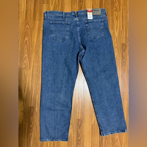 NWT Wrangler Authentic Men’s Straight Leg Jeans Size 42 x 30 - Picture 3 of 5